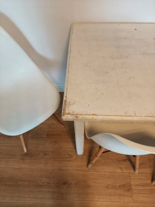 Mesa comedor y 4 sillas blancas
