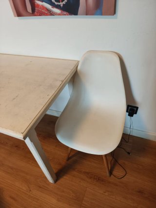 Mesa comedor y 4 sillas blancas