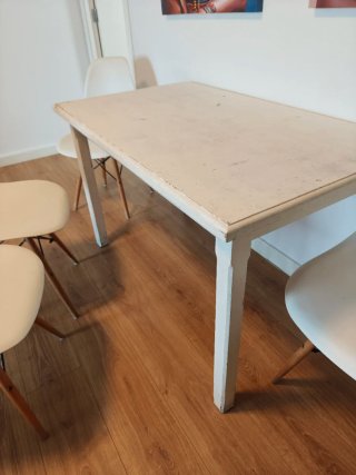 Mesa comedor y 4 sillas blancas