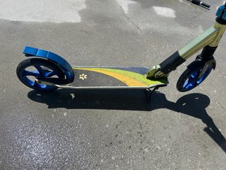 Patinete infantil con ruedas azules