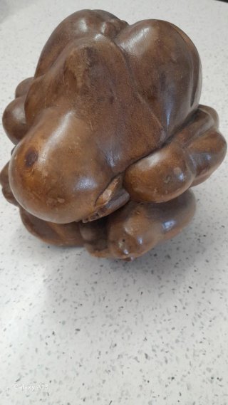 Buda llorón de madera marrón