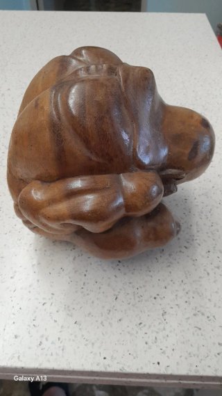 Buda llorón de madera marrón