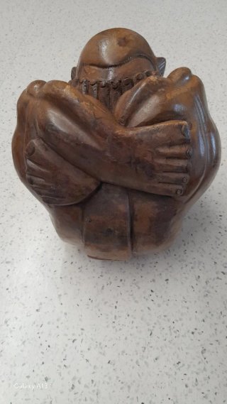 Buda llorón de madera marrón
