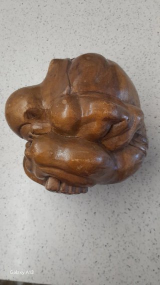 Buda llorón de madera marrón