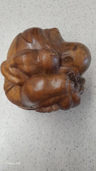 Buda llorón de madera marrón