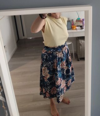 Falda midi floral azul y rosa Stradivarius T.M
