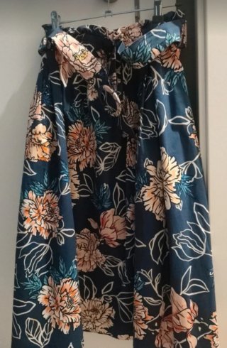 Falda midi floral azul y rosa Stradivarius T.M