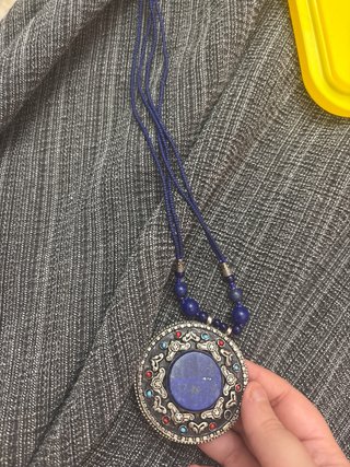 Collar con colgante de lapislázuli
