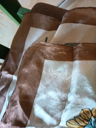 Pañuelo floral beige y amarillo