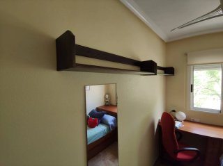 Dormitorio madera: cama nido y escritorio
