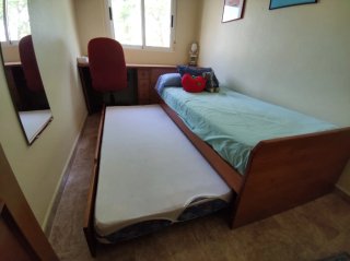 Dormitorio madera: cama nido y escritorio