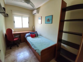Dormitorio madera: cama nido y escritorio
