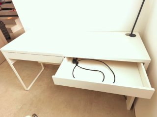 Escritorio Blanco Ikea serie MICKE + lámpara(+10€)