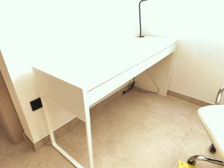 Escritorio Blanco Ikea serie MICKE + lámpara(+10€)