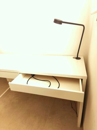 Escritorio Blanco Ikea serie MICKE + lámpara(+10€)