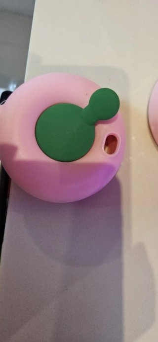 Vaso termo rosa con tapa verde.