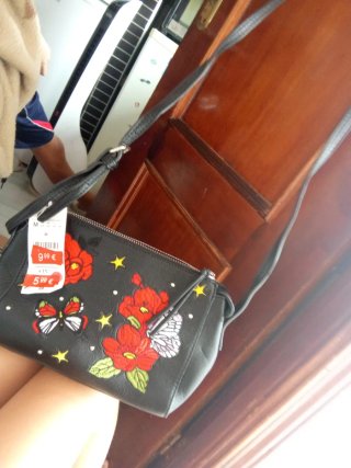 Bolso negro con mariposas y rosas