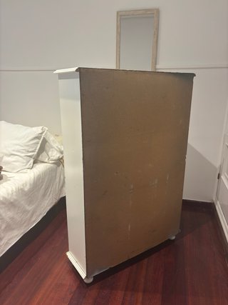 Librería blanca de madera con armario
