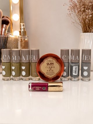 Lote L'Oréal: 8 esmaltes + maquillaje