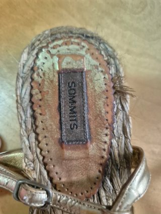 Sandalias planas pedrería beige y blanco