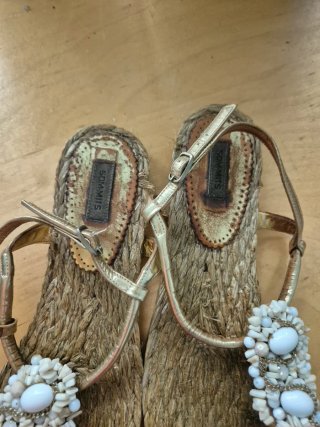 Sandalias planas pedrería beige y blanco