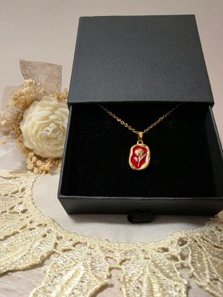 Collana con ciondolo rosa rossa oro