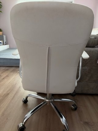 Silla de oficina blanca (Esta un poco descosido)