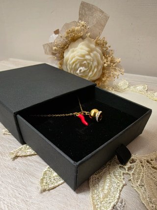 Collana portafortuna campana e corno rosso