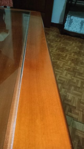 Mesa de salón madera y cristal con cajonera.