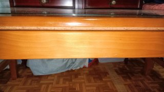 Mesa de salón madera y cristal con cajonera.