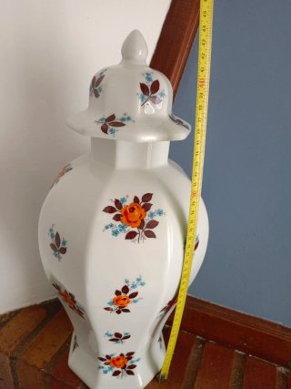 Tibor de porcelana con flores,envío  por correos