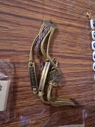 Bisutería: Pendientes Plumas y Pulseras, anillo