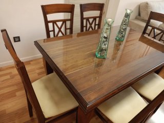 Mesa de comedor de madera y cristal y 6 sillas