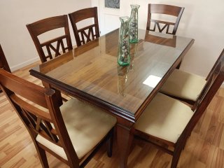 Mesa de comedor de madera y cristal y 6 sillas