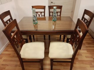 Mesa de comedor de madera y cristal y 6 sillas