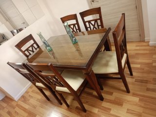 Mesa de comedor de madera y cristal y 6 sillas
