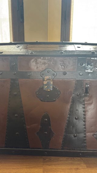 Baúl antiguo de madera con detalles metálicos