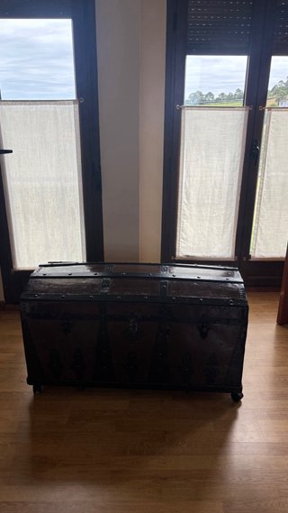 Baúl antiguo de madera con detalles metálicos