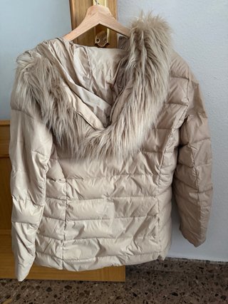 Abrigo beige acolchado con capucha