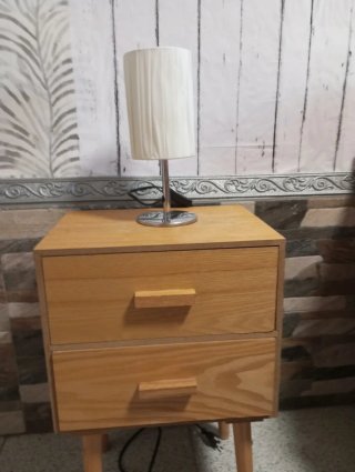 Mesita de noche de madera con lámpara