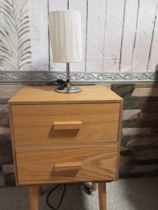 Mesita de noche de madera con lámpara
