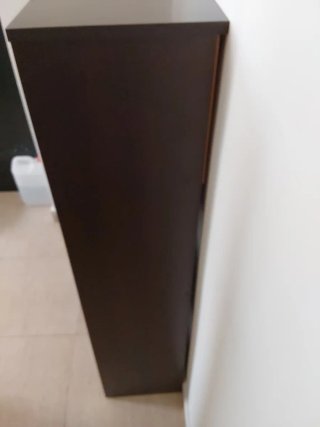 Zapatero de madera marrón