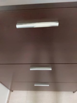 Zapatero de madera marrón