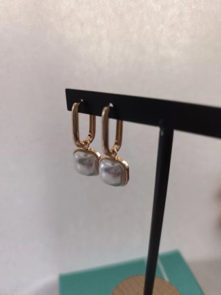 Pendientes dorados con perla cuadrada