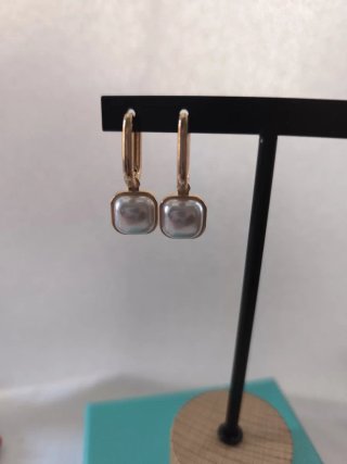 Pendientes dorados con perla cuadrada
