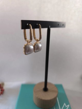 Pendientes dorados con perla cuadrada