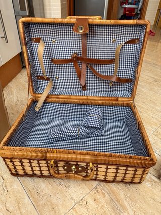 Cesta de mimbre con cubertería