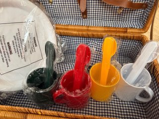 Cesta de mimbre con cubertería