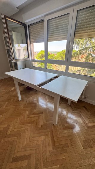 Mesa de comedor blanca de madera extensible