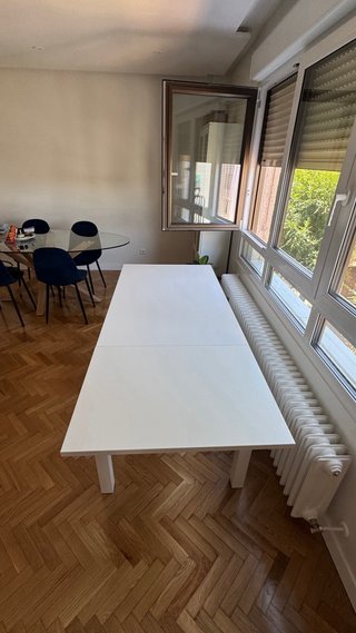 Mesa de comedor blanca de madera extensible